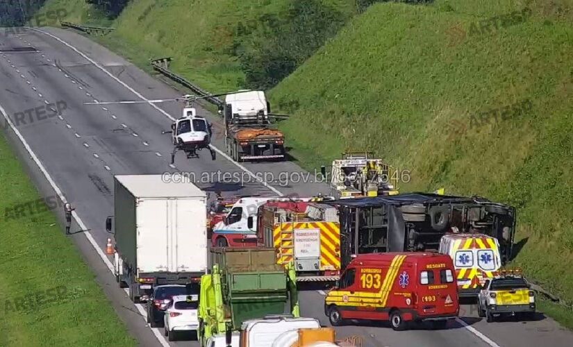 Caminhão virou no início da manhã e deixou trânsito lento por 14 km; único ferido foi encaminhado a unidade médica