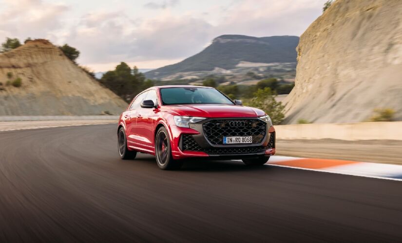 Modelo traz o V8 mais potente da Audi Sport, acelera até 305 km/h e estabeleceu recorde entre SUVs em Nürburgring