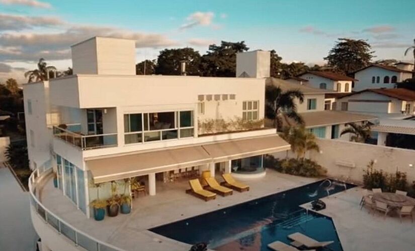 Propriedade na Pampulha tem três cozinhas, piscina, sauna e esculturas espalhadas pelo terreno