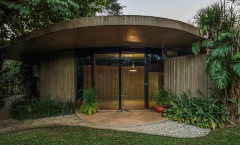 Localizada no Alto de Pinheiros, um dos bairros mais valorizados da zona oeste, a casa histórica está à venda