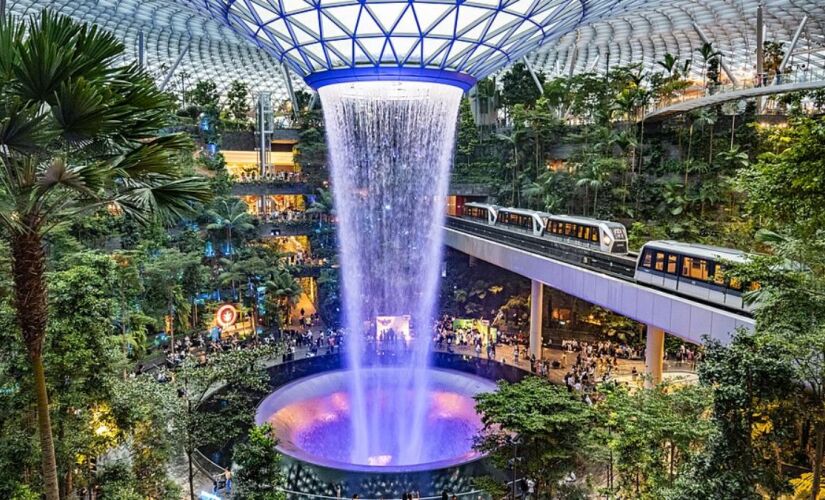 Aeroporto de Changi, em Singapura, tem cerca de 160 lojas, 100 restaurantes e um hotel com 130 quartos
