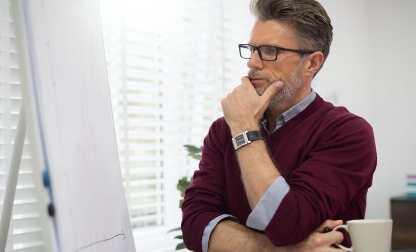 Pesquisa do Insper mostra que entrar um ano mais velho reduz reprovação e aumenta chances de concluir o ensino médio