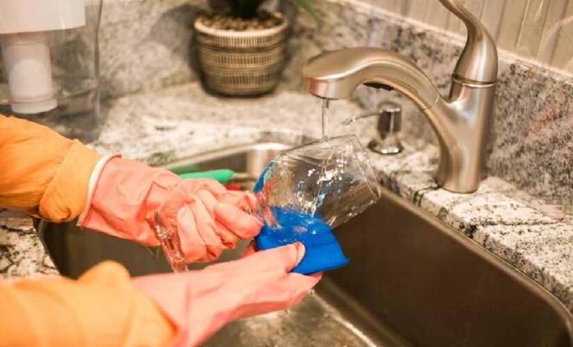 A louça deve ser lavada e colocada no escorredor para secar naturalmente, sem colocar um paninho sobre as peças nem as esfregar