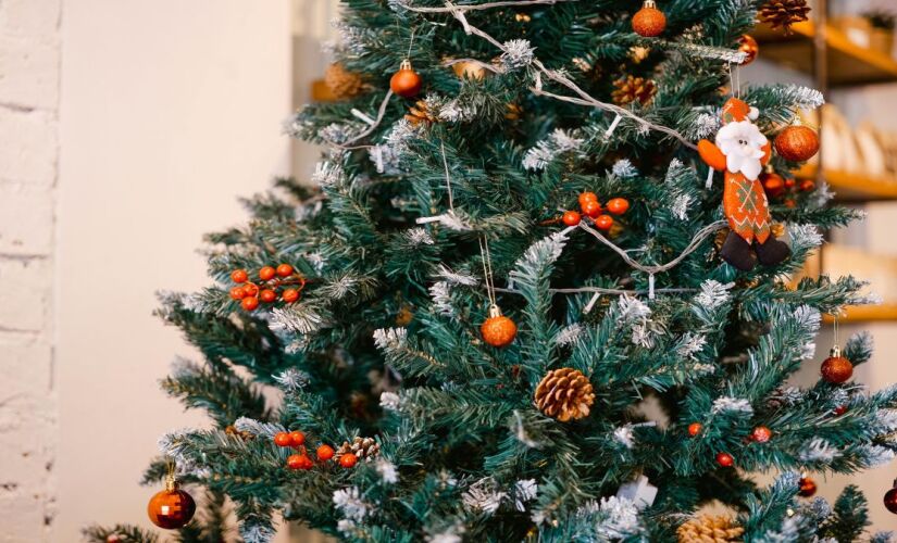 Método viral ajuda a desenrolar fios de Natal sem nós, bolos ou perda de paciência