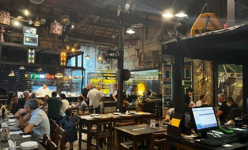 Por trás da massa bem assada, dos objetos antigos e das paredes cheias de histórias, a Bendita Maria se guia por uma filosofia simples: cuidar de cada pessoa que entra.