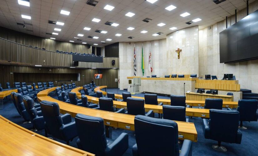 Candidatos precisam da maioria dos votos dos 55 vereadores