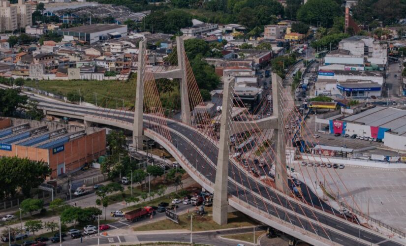 Obra &eacute; composta por dois viadutos estaiados e dois viadutos convencionais