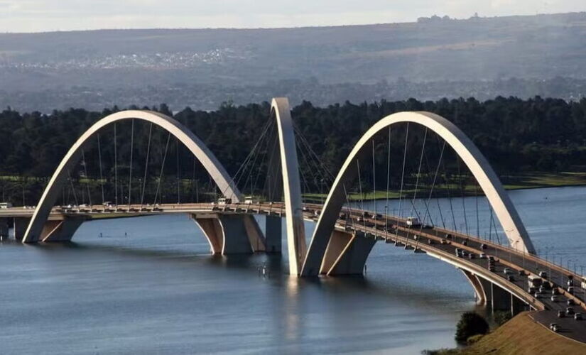 O projeto, assinado pelo arquiteto Alexandre Chan e pelo engenheiro Mário Vila Verde, foi concebido para simular o movimento de uma pedra quicando sobre o lago