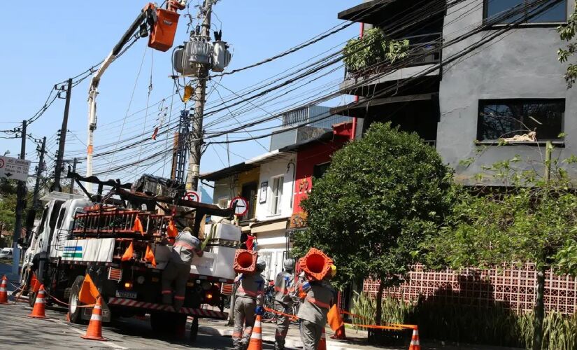 Os fortes ventos que atingiram a região metropolitana de São Paulo deixaram mais de 1 milhão sem luz