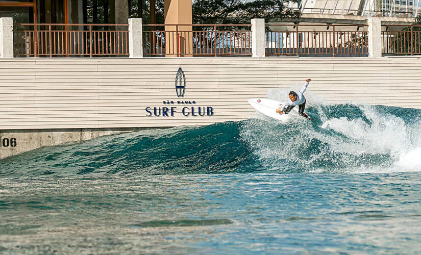 Piscina de 220 metros de comprimento oferece ondas mais longas que as do mar, combinando tecnologia de ponta com paisagismo tropical