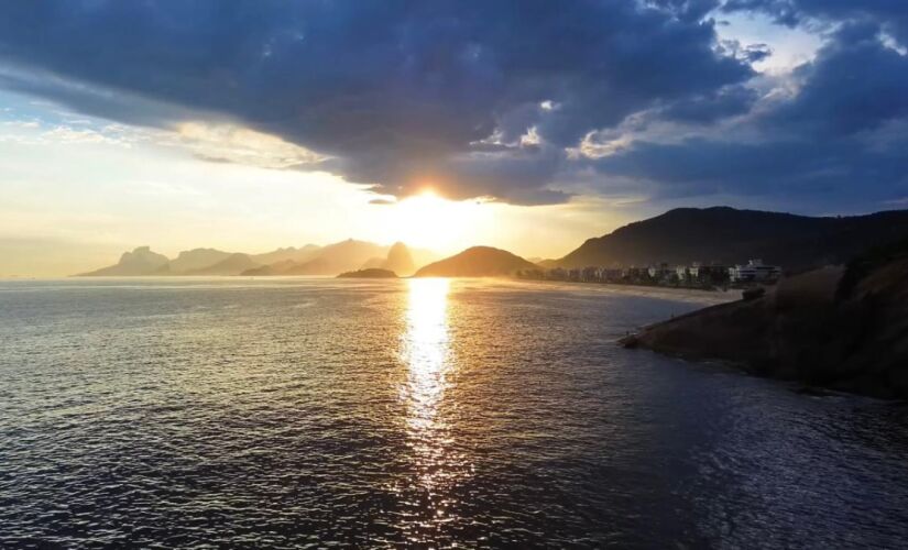 Entenda como o avanço do oceano e ressacas intensas põem em xeque uma das praias mais simbólicas do país