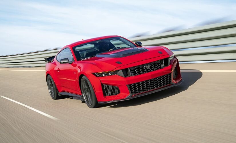 Ford lança Mustang Dark Horse SC e mira esportivos europeus nas