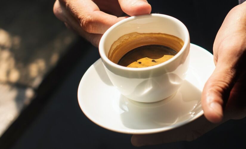 Estudo indica que beber café pela manhã esteve ligado a menor risco de morte precoce e doenças cardiovasculares