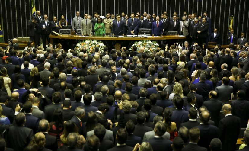 Cerimônia de posse dos deputados federais eleitos e reeleitos em sessão solene na sexta-feira