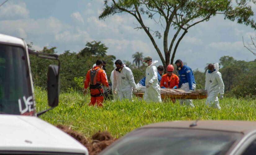 Bombeiros encontraram ao menos três corpos nesta segunda-feira