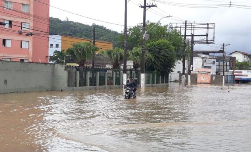 A avenida Martins Fontes, na entrada da cidade de Santos, alagou e ficou intransitável na manhã desta segunda-feira 