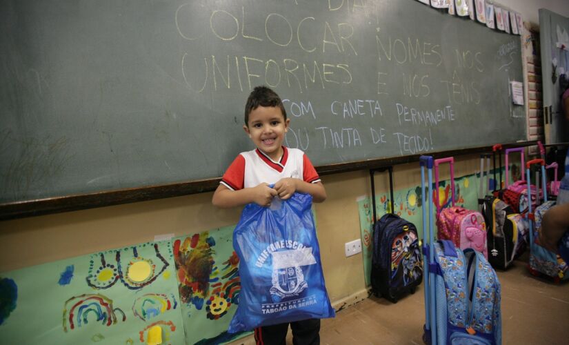 A cidade conta com cerca de 31 mil alunos distribuídos em 73 escolas; kits de material e uniforme serão parecidos com os do ano passado 