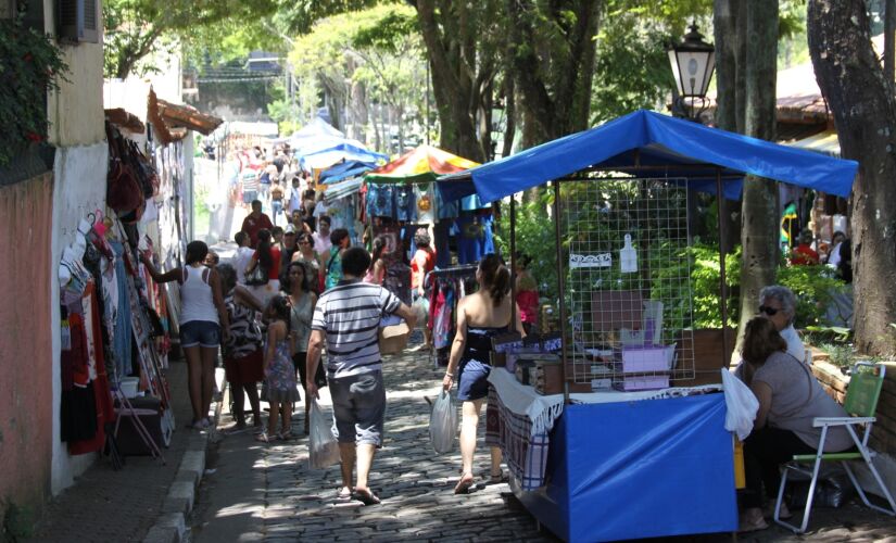 Feira de Artes e Artesanato de Embu atrai turistas de todo o Estado; no local é possível comprar desde bijuterias até esculturas