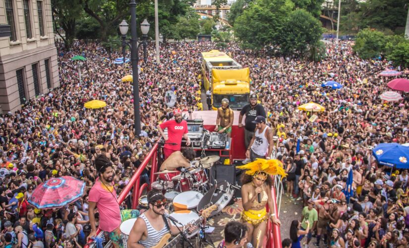 A cidade espera reunir 5 milhões de pessoas no período de três semanas de festas; cerca de 600 blocos foram cadastrados