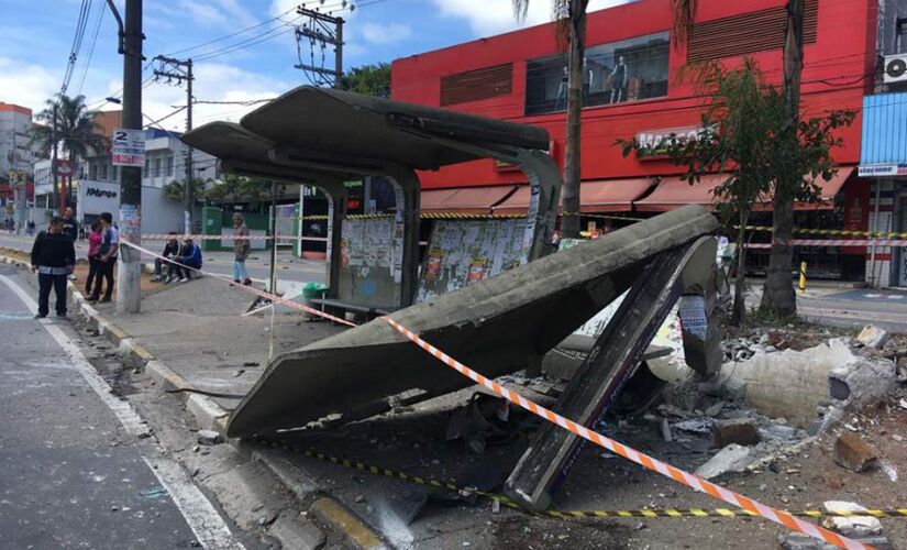 Acidente no dia 16 de setembro de 2018 na região central de Taboão da Serra deixou o ponto completamente destruído