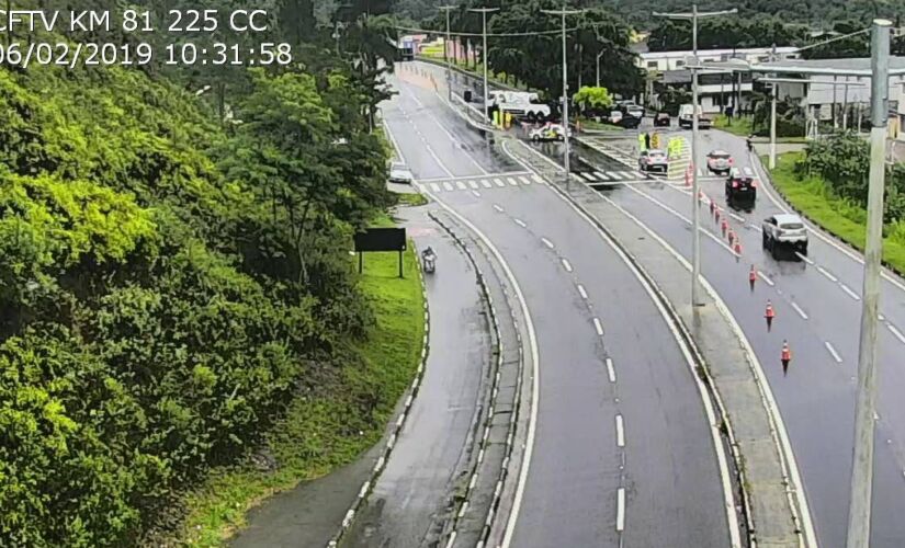 Bloqueios na rodovia dos Tamoios ocorrem no km 58, no sentido do litoral, e no km 81, no sentido de São José dos Campos