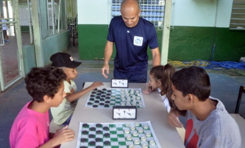 A SEESP enfatiza que o número de atividades vai aumentar; entre as atividades estão xadrez, futsal e tênis de mesa 