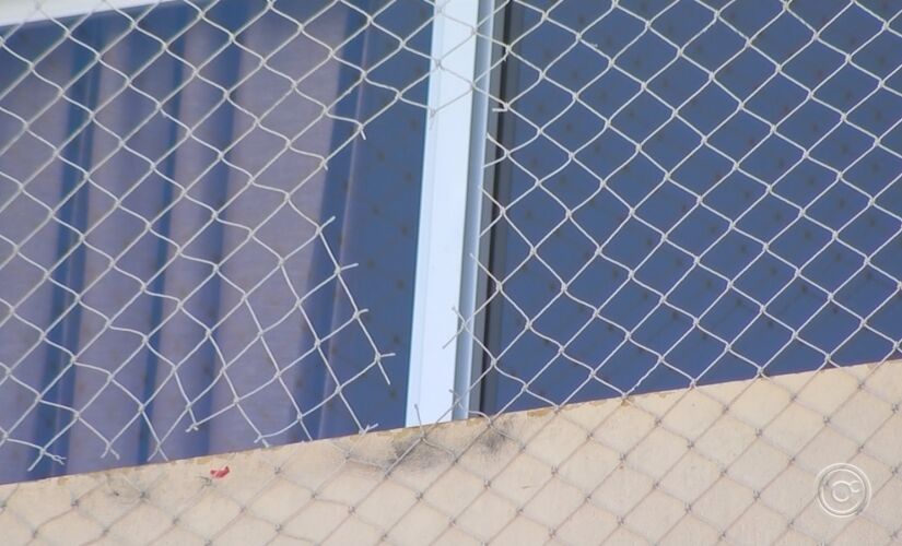 A madrasta disse à polícia que a criança estava sozinha e cortou a tela de proteção da varanda com uma tesoura e caiu da janela