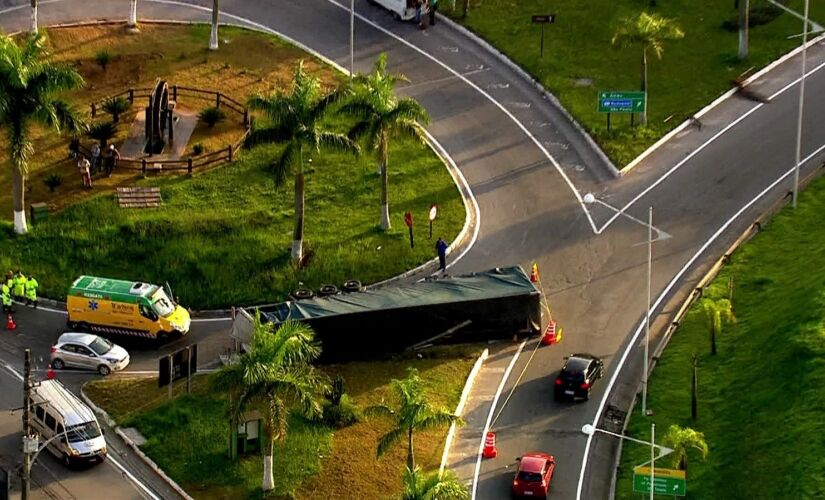 Carreta tomba em Embu das Artes 