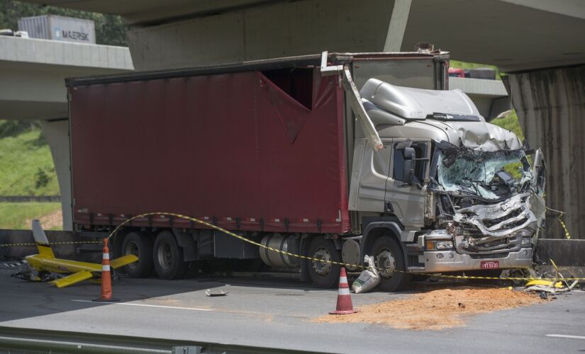 Um caminhão foi atingido na queda; motorista não sofre risco