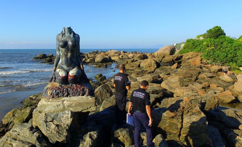Neste fim de semana, a estátua Mulheres de Areia, na Praia dos Pescadores, teve a sua cabeça arrancada