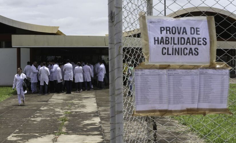 M&eacute;dicos estrangeiros e brasileiros que se graduaram em outro pa&iacute;s, fazem a segunda etapa da edi&ccedil;&atilde;o 2017 do Exame Nacional de Revalida&ccedil;&atilde;o de Diplomas M&eacute;dicos Expedidos por Institui&ccedil;&otilde;es de Educa