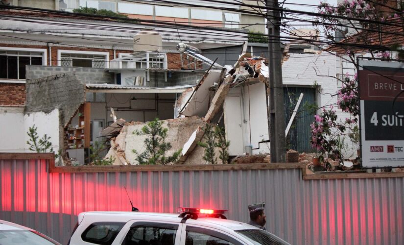 S&Atilde;O PAULO,SP,12.02.2019:QUEDA-MURO-RESID&Ecirc;NCIA-ZONA-SUL - Muro de uma resid&ecirc;ncia em Moema, na Zona Sul de S&atilde;o Paulo (SP), desaba na manh&atilde; desta ter&ccedil;a-feira (12). O acidente ocorreu na Avenida Ministro Gabriel Rezende