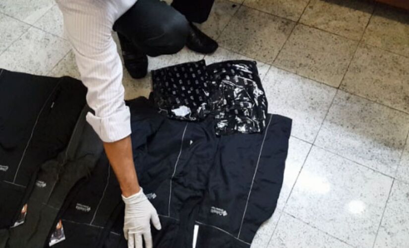 Polícia encontrou cocaína em pó e cinco coletes cujos forros estavam impregnados com a droga