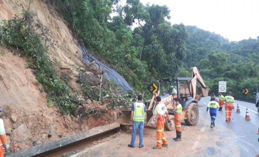 Rodovia esteve parcialmente interditada na manhã desta quarta-feira; por volta das 13h30 a via foi liberada