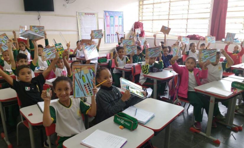 As aulas voltaram no dia 5 e para que os alunos conseguissem realizar as atividades, alguns materiais já foram entregues 