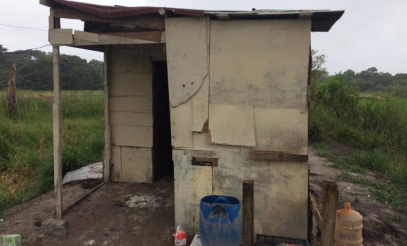 Jovem de 17 anos era mantido em cárcere privado em um "tribunal do crime"; adolescente estava deitado em um barraco