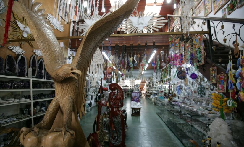 A marca de Embu das Artes é a Feira de Artes e Artesanato realizada todos os dias no centro histórico