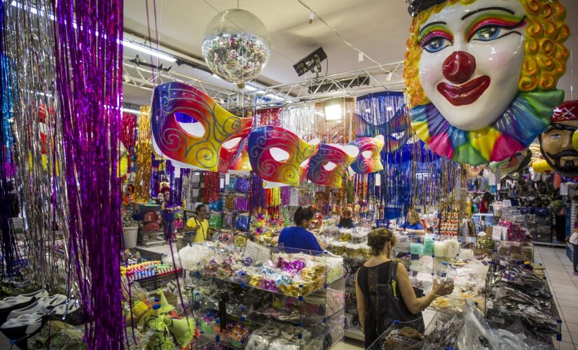 ***FOTO DE ARQUIVO***S&Atilde;O PAULO, SP, BRASIL. 16/01/2018. Movimenta&ccedil;&atilde;o pr&eacute;-carnaval na regi&atilde;o da rua 25 de Mar&ccedil;o, em S&atilde;o Paulo
