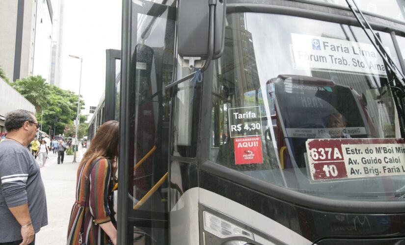 Valor de R$ 4,30 continuou a ser cobrado nos ônibus da cidade nesta sexta-feira; prefeitura recorreu da decisão judicial