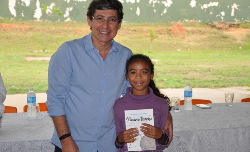 Prefeito Dr. Cássio Habice Prado participou de uma das entregas dos livros na cidade de Porto Feliz 