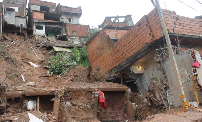 Por volta das 19h, um deslizamento derrubou um imóvel na rua Ane Altomar, matando soterrados dois irmãos em Mauá