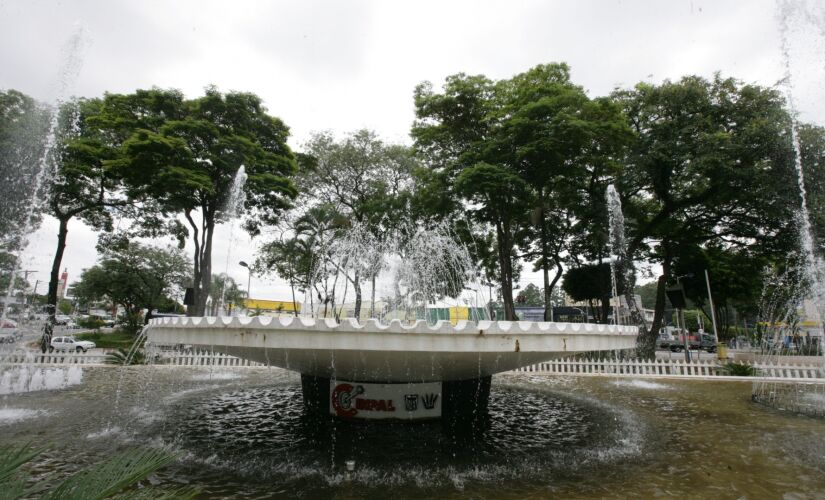 Praça Nicola Vivilechio, na região central, é um dos pontos turísticos de Taboão da Serra; município foi emancipado em 1959
