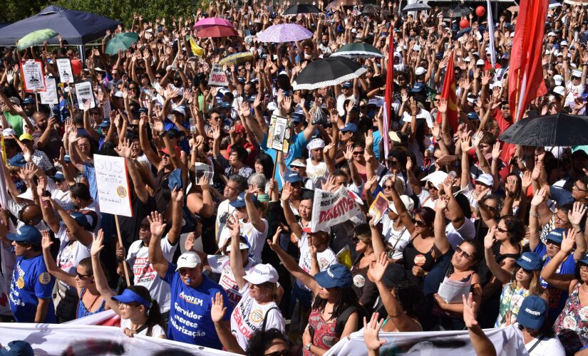 Protesto na tarde desta segunda; sindicato diz que 70% das escolas municipais aderiram à greve