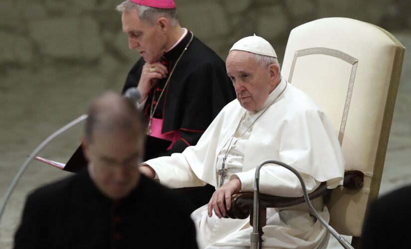 O papa Francisco disse ontem  que pessoas que passam a vida denunciando a Igreja Católica são "amigos, parentes do demônio"