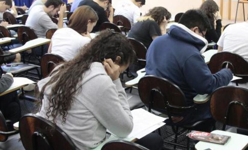 O ProUni concede bolsas de estudo integrais e parciais em cursos de graduação e sequenciais de formação específica, em instituições privadas de educação superior
