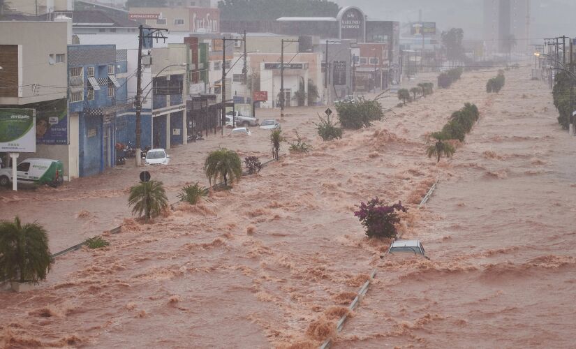 O temporal que atingiu a cidade de Franca, no interior paulista, na quarta-feira, arrastou carros e inundou quatro creches