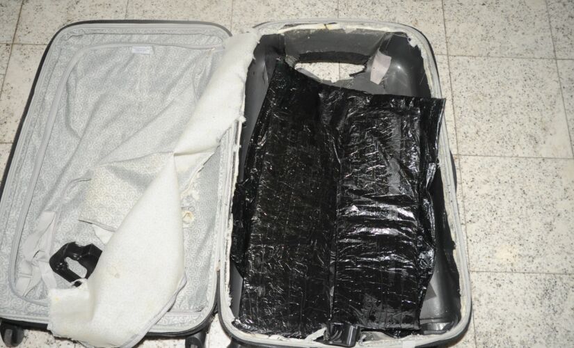 Policiais encontraram ocultos em um fundo falso da mala do nigeriano três volumes contendo um pó; caso foi na quarta-feira
