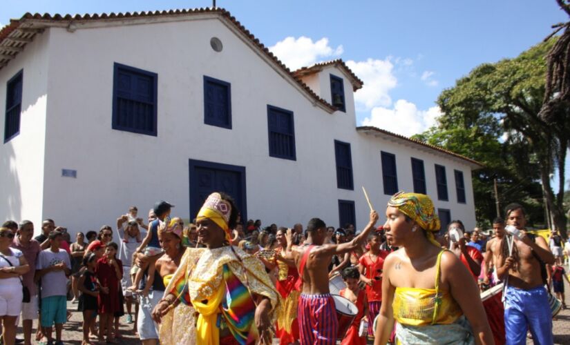 A programação em Embu das Artes conta com blocos, bandas, cortejo e karaokê além de matinê