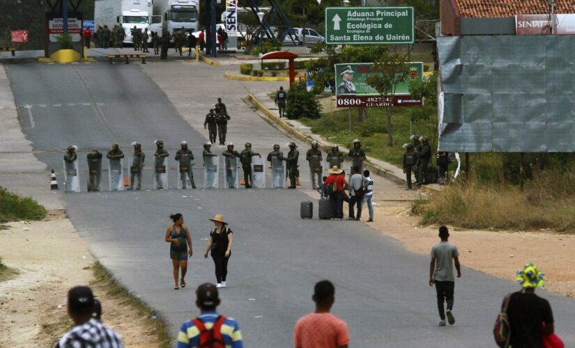 Militares venezuelanos bloqueavam fronteira entre Brasil e Venezuela, em Pacaraima, na sexta-feira