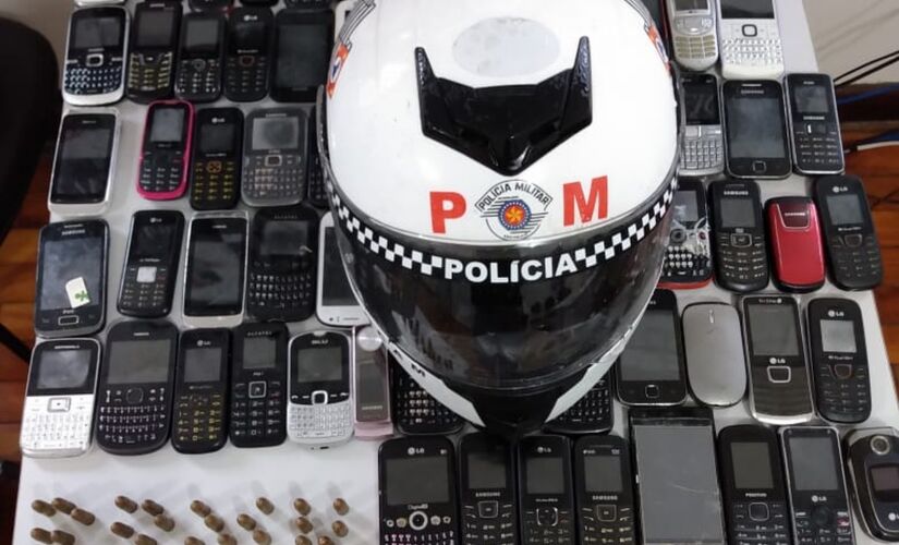 Durante revista, equipe encontrou um saco plástico com 89 celulares de várias marcas e modelos, além de carregadores